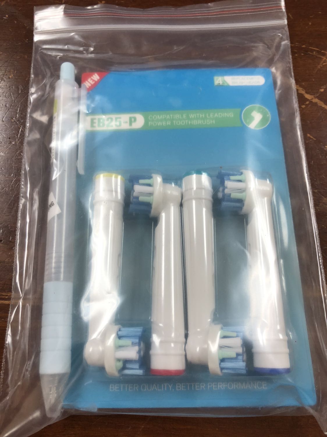 Sp ship nhanh, bọc gói cẩn thận. Shop còn tặng kèm quà nho nhỏ. Mình đã dùng và sạc lại bàn chải 2 lần thì thấy sp khá oke, nh so vs cái đầu bàn chải ban đầu mình mua theo máy thì có vẻ cái mới nó không xoay được góc độ rộng như cái cũ.