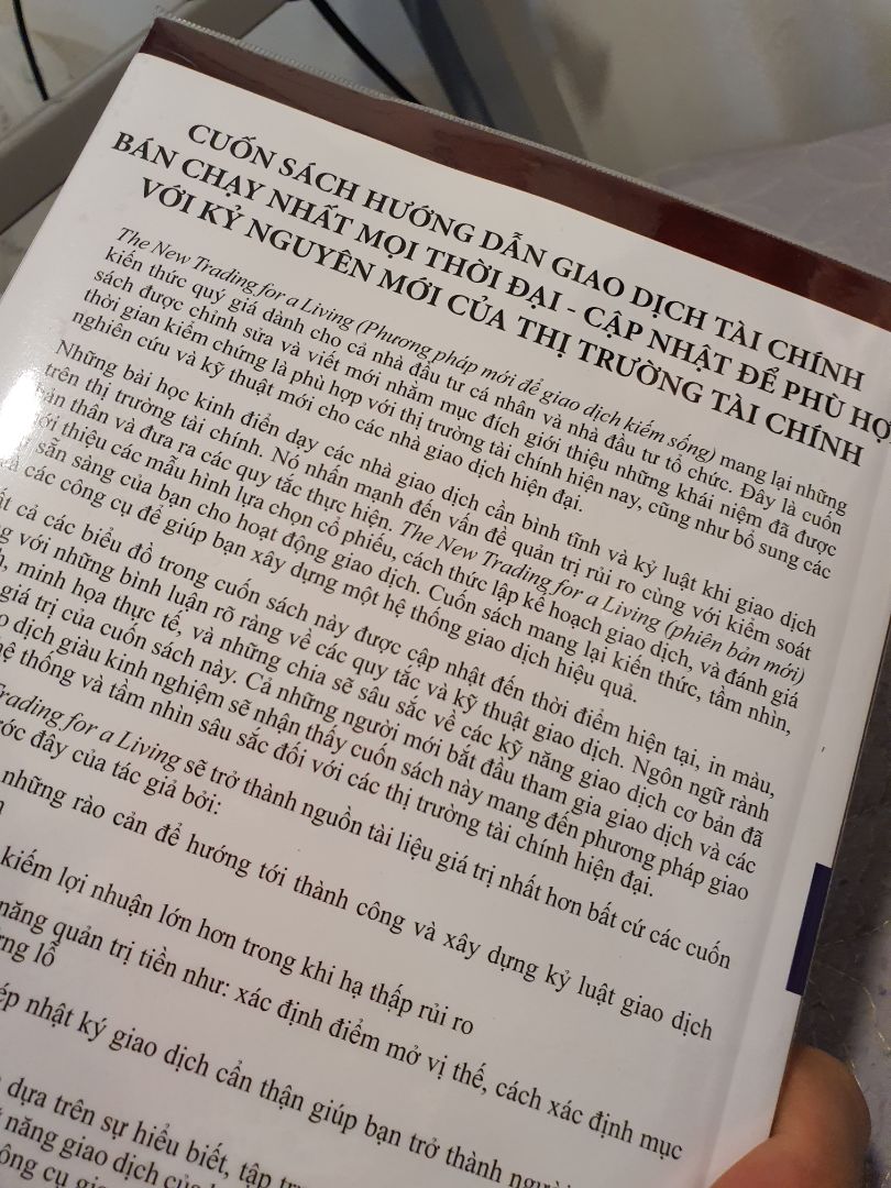 Kiểm soát tâm lí trong giao dịch chứng khoán là một trong những yếu tố quan trọng nhất mà mỗi nhà giao dịch cần phải có để tồn tại được trên "chứng trường". Quyển sách sẽ cung cấp cho các bạn phương pháp để kiểm soát nó
