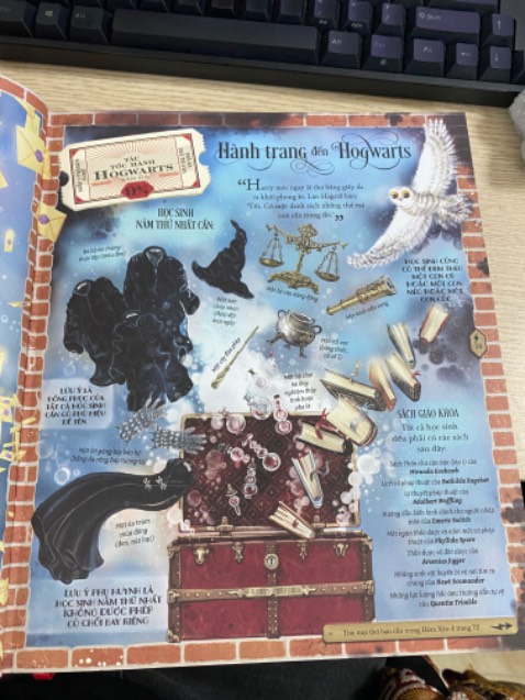 Quá trời xuất sắc luôn. Thật sự là chưa bg mình mua được một cuốn nào mà có cảm giác hời zậy luôn. Chỉn chu đến từng chi tiết một, từ viền đến hình ảnh. Đã vậy giá sale còn hời nữa, mình mua hết có 365k thui, rẻ quá trời mà đẹp nữa. Sẽ tích tiền mua tập bản màu nữa 🥰🥰🥰🥰
Edit tiếp:
Cơ mà mình có phát hiện vài lỗi typo nên hơi buồn, đã báo với nxb, ko biết bao giờ mới có tái bản mới. Nếu ai có ý định mua thì đợi thêm xem có ra bản sau rồi sửa lỗi không nha