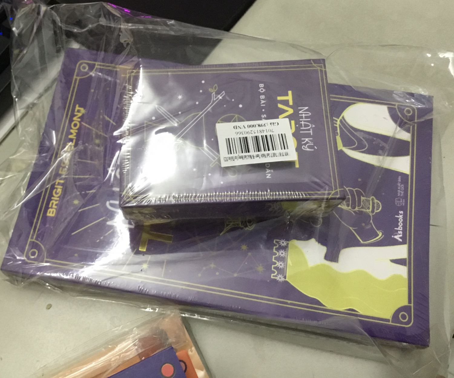 Bao bì cẩn thận, không hỏng, không trầy xước.
Bài khá đẹp, trơn dễ xáo, khá cứng, cầm vừa tay. Bản tái bản đã fix các lỗi in ấn rồi nha mn yên tâm. Nội dung và hình ảnh đáng nên mua.
Sách đẹp, dịch cũng mượt. Sách nội dung truyền cảm hứng và định hướng, không quá khô khan học thuật. Khá ổn cho người mới. Nên mua.