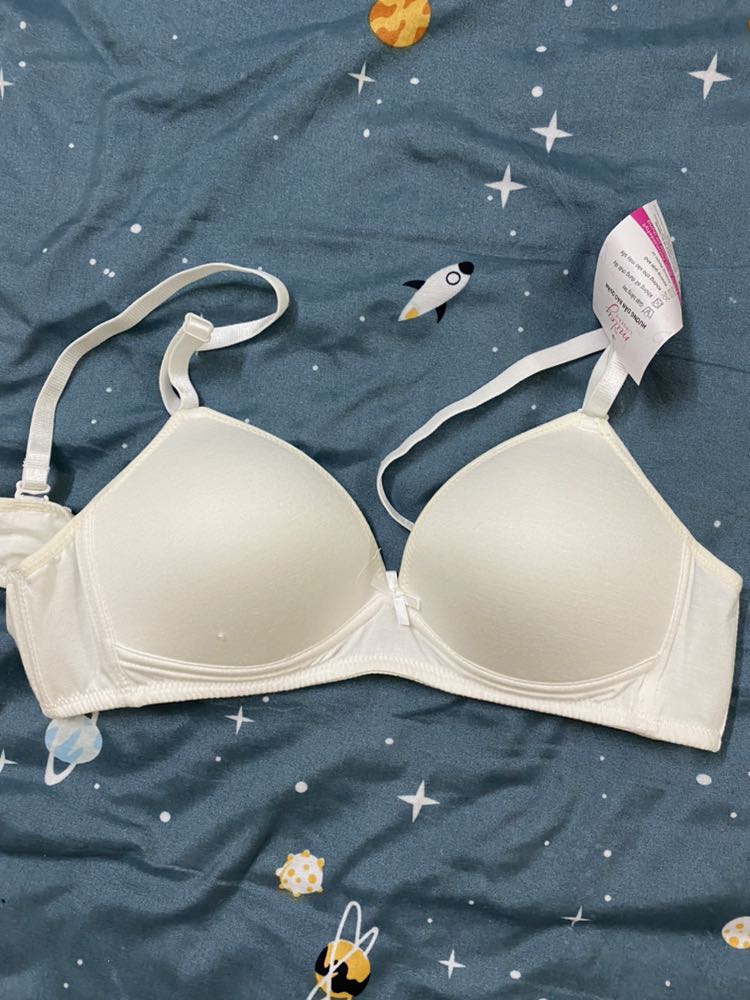 Áo mỏng nhẹ. Mặc thoải mái. Vải mịn tốt. Hài lòng với sản phẩm của Miley. Sẽ ủng hộ tiếp