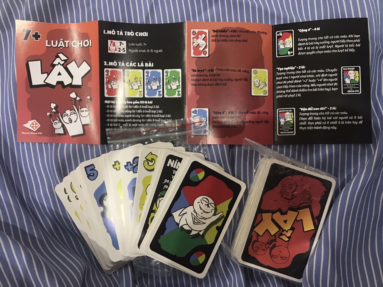 Mỗi hộp 2 bịch bài và 1 tờ luật chơi.
Hài lòng bởi mức giá 65k thì chất giấy sẽ không bằng loại trăm mấy trở lên. Nhưng:
+ Luật chơi khá dễ hiểu.
+ Hình ảnh nhí nhố vui 
+ Giấy tuy không bóng loáng nhưng tương đối dầy (nhưng chính vì dầy nên cân nhắc nếu ép nhựa sẽ phải cắt chừa biên rộng thì cầm sẽ hơi khó xíu nhé)
+ Màu sắc sẽ nhạt hơn hình chụp.
+ Mặt chơi thì bóng hơn mặt lưng.
Nên mua chơi, người lớn cũng thấy vui như con nít. Cô Hai mình 50t hơn rồi vẫn vui lắm khi chơi cùng ^^