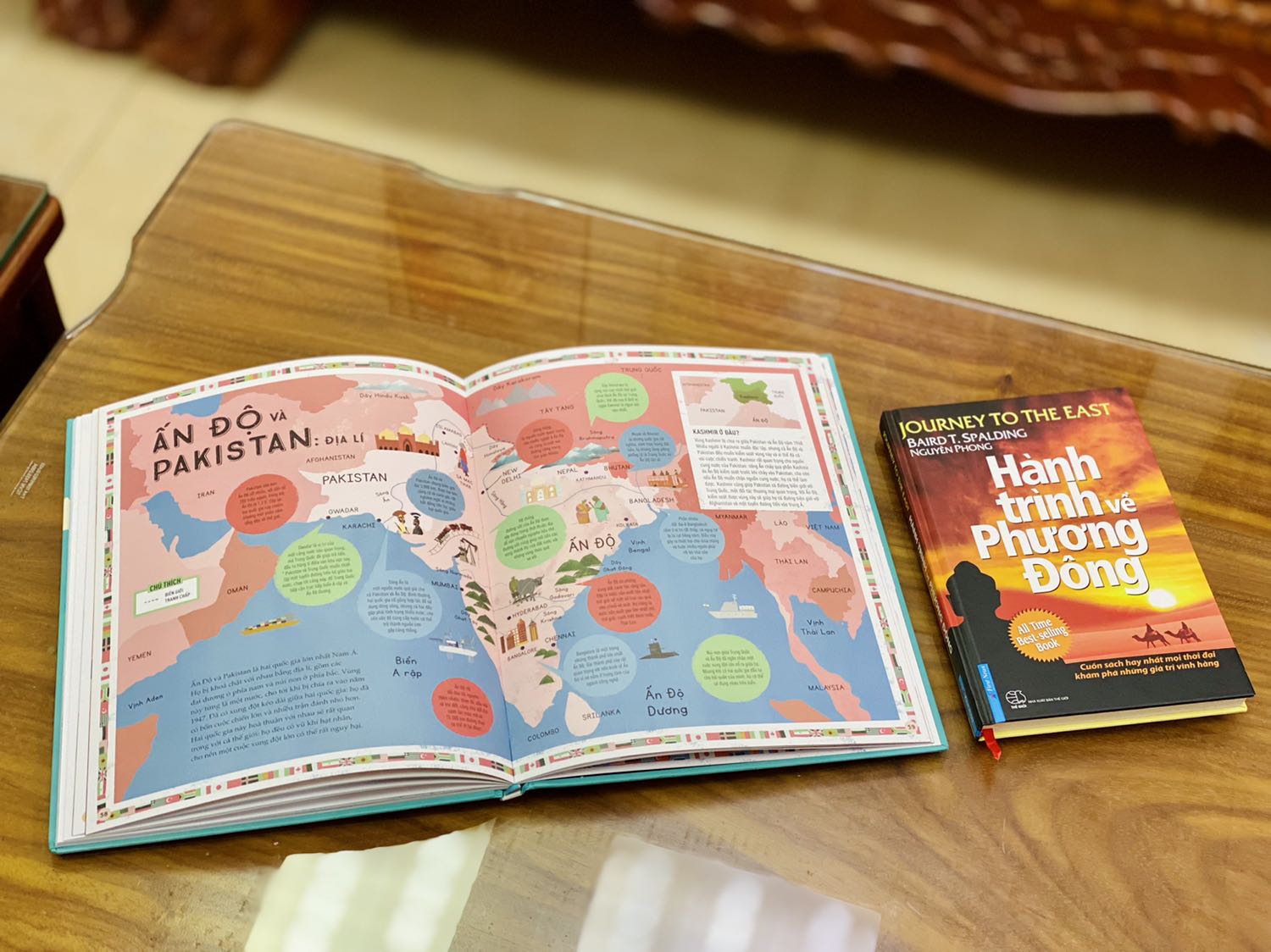 Điểm cộng
+ Tiki giao hàng đúng lịch hẹn. 
+ Sách bìa cứng, khổ lớn, in màu toàn bộ, hình ảnh đẹp, chất lượng giấy tốt, chữ to & rõ. 
Điểm trừ 
- Tiki đóng gói quá cẩu thả, hộp to hơn sách mà không hề có giấy chèn. Trong quá trình vận chuyển hộp còn bị đè bẹp.
- Sách không được bọc màng co nên các góc đều bị móp, một số chỗ bị trầy nhẹ & dính bẩn. Nhìn quyển sách mua hơn 180k mà đóng gói & vận chuyển như vậy mình khó chịu thật sự nên chỉ cho 4 sao thôi.