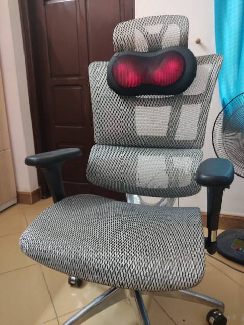 Đọc thấy nhiều đánh giá quyết định mua, nhận hàng sau 5 ngày. Sơ bộ thấy gối này có kết cấu đẹp, chắc chắn, nhiệt cũng khá ấm, máy không bị lệch bi khi nằm len, m hay dùng để massage sau cổ. Dây đai có thể điều chỉnh độ rộng nen có thể gắn được trên ghế nha mn. Phụ kiện nhận dc 2 củ sạc, 1 củ dùng thường xuyên, còn k biết 1 củ còn lại để cắm vào đâu T_T. Bao bì ok, đóng gói kỹ. Vote uy tín ak.