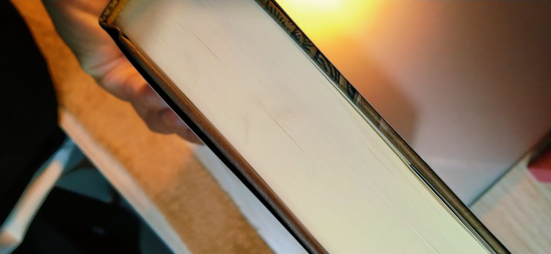 Sách dày dặn, in đẹp, hơi bẩn phần cạnh sách nhưng cũng không nghiêm trọng. Nội dung ngắn gọn, đầy đủ chú thích rõ ràng. Rất đáng mua