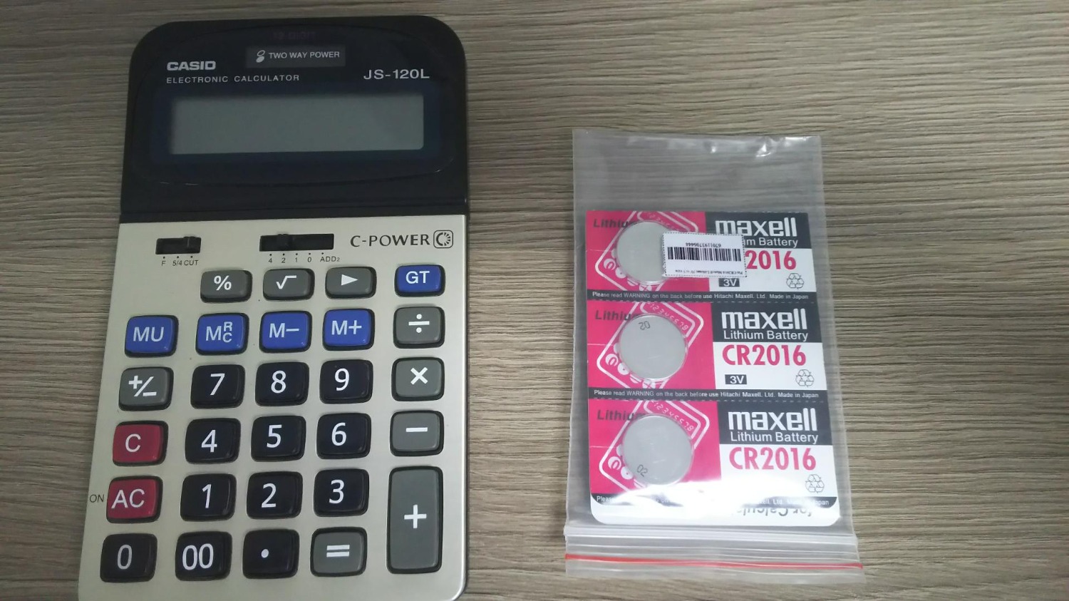 Sản phẩm về thay vào máy tính Casio JS-120L không vừa. Không biết shop co đổi hàng được không nữa. Sản phẩm về thay vào máy tính Casio JS-120L không vừa. Không biết shop co đổi hàng được không nữa.