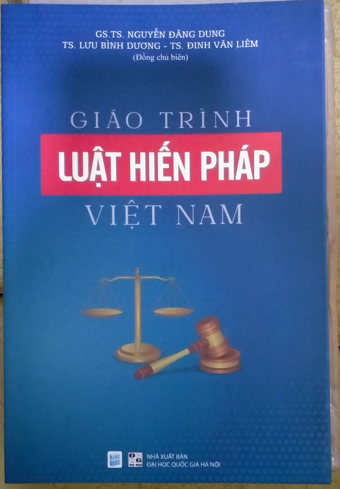 Nội dung sách rất hữu ích, ngắn gọn, súc tích và dễ hiểu. Phông chữ in trong sách dễ nhìn, không bị rối mắt. Với cả chất giấy cũng rất thơm, đúng mùi sách mới. Mình rất thích. 🍀