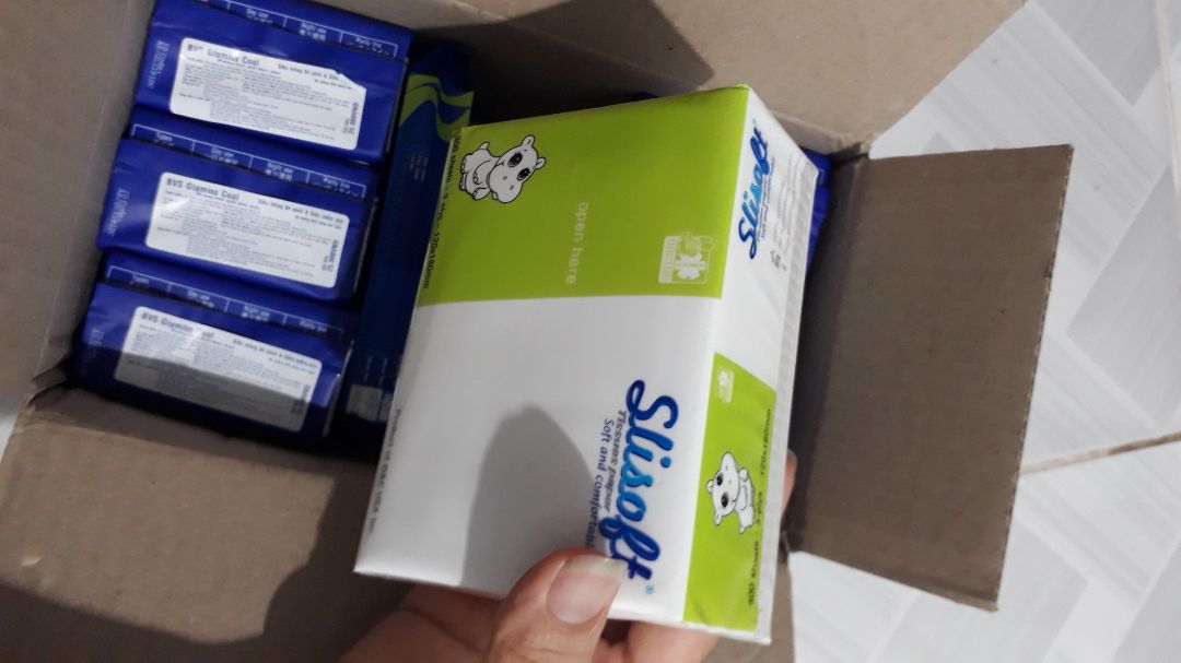 Bao bì mới, vuông vức đẹp đẽ, nhìn là thấy xịn xò, có mùi thơm nữa. Tặng bịch khăn giấy cũng xinh xịn lắm nè.