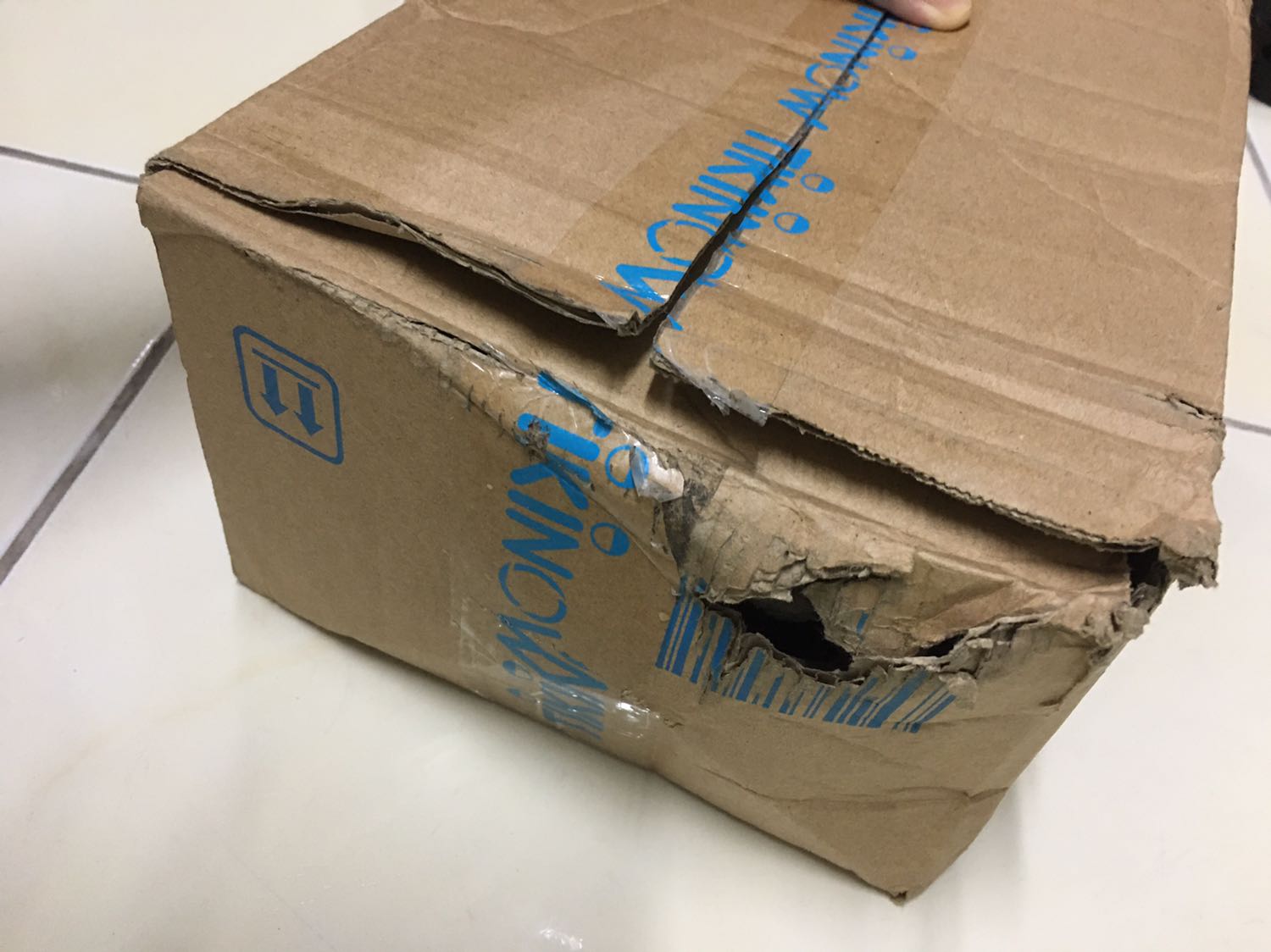 Giao hàng trễ hẹn thì mình cũng chấp nhận được, đây đã dán “hàng cực dễ vỡ” mà giao tới hộp bên ngoài thì lủng rách như hình. Băng keo niêm phong thì bị rạch. Mình đã mua hàng tiki rất nhiều lần nhưng 2-3 lần gần đây shiper làm hộp hàng móp méo rách thế này làm mình hết sức thất vọng. Hy vọng tiki xem lại vấn đề vận chuyển.
Về sản phẩm đủ hàng, dùng rồi mình mới đánh giá chất lượng được.