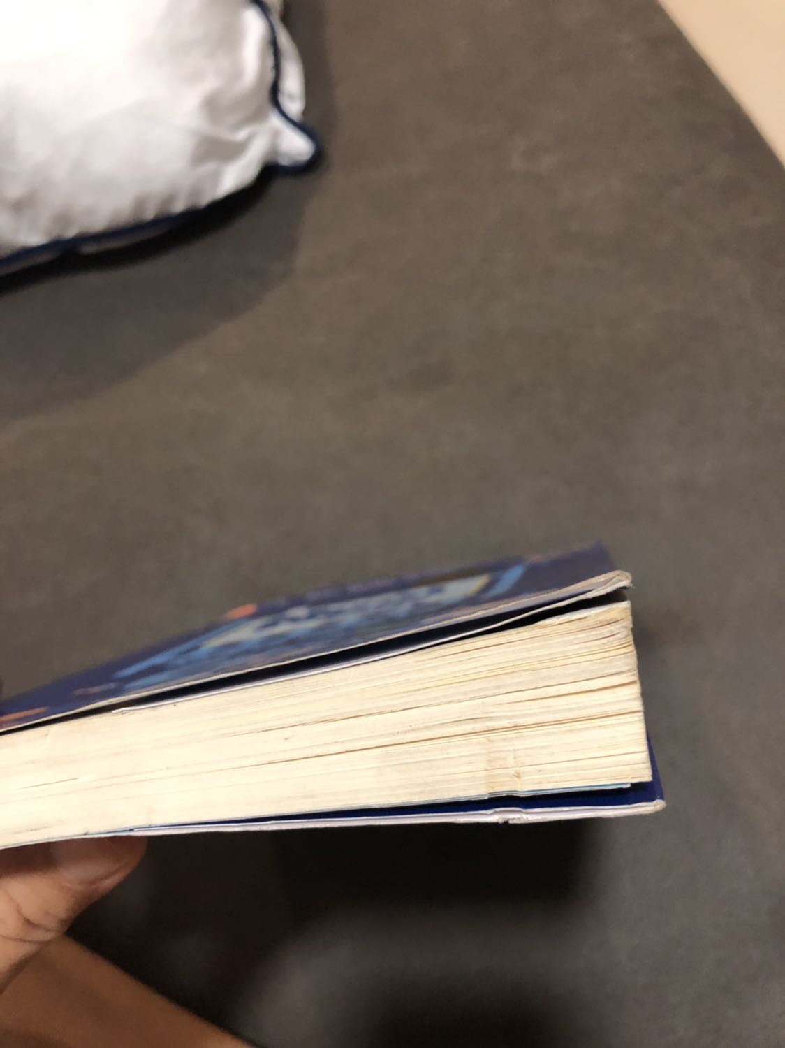 Mua sách mới mà giao cái bìa không thể chấp nhận nổi, quá cũ. Sách mới đọc rồi cũng ko thể cũ như vậy nữa. Sách bị gãy gập. Đề nghị đổi sách mới giùm.