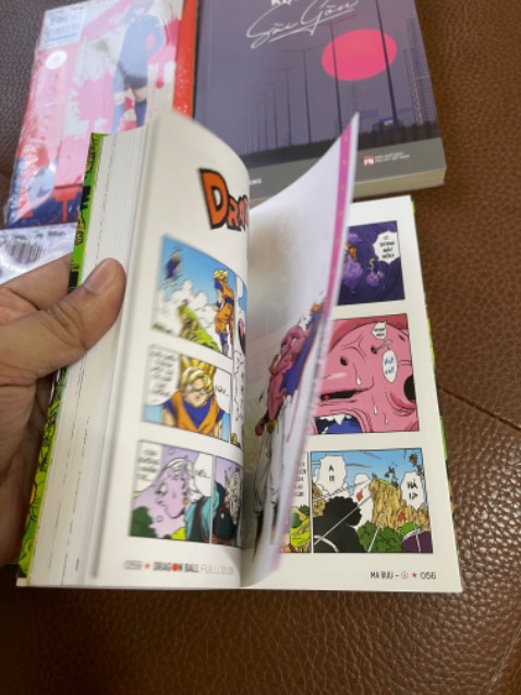 Mua 4 sách truyện, cuốn Dragon Ball mở ra đã thấy tháo bọc plastic và ko có Postcard kèm truyện???