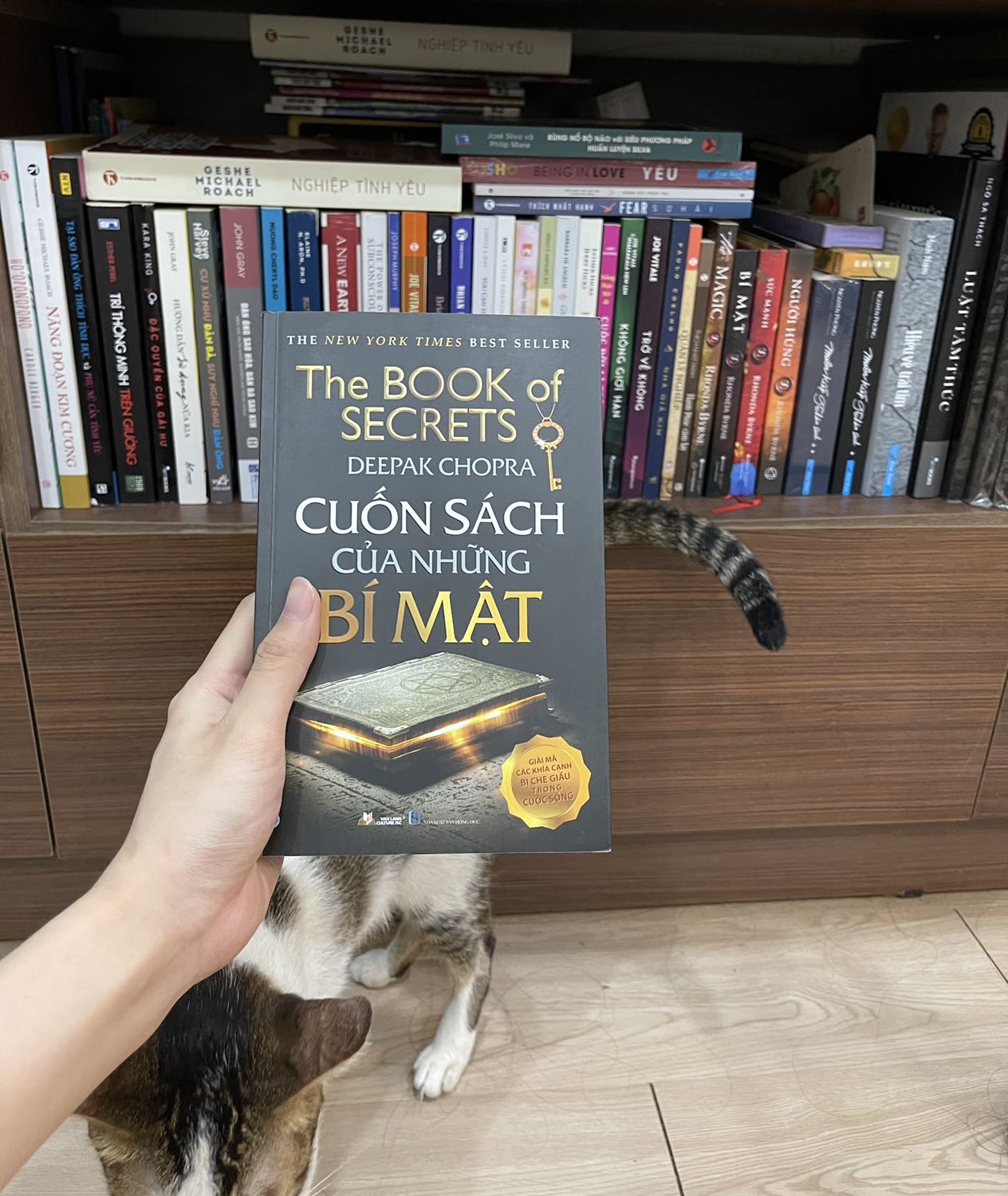 Đúng là sự ship hàng nhanh đỉnh cấp của Tiki luôn làm mình rất hài lòng! Sách thì bìa ngoài có vẻ ko đc mới lắm nhưng đc cái là ko bị gập góc còn giấy thì lạ lắm mịn mượt trơn láng sờ thích tay cực luôn! Đọc qua mục lục thì thấy giống với những sách về Luật hấp dẫn và tâm thức con ng! Hi vọng sẽ có thêm nhiều điều mới thú vị! CẢM ƠN TIKI! CẢM ƠN X3