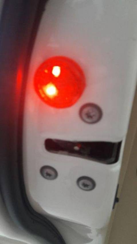 Đèn sáng lắp dễ dàng và chắn chắn. Hoàn toàn yên tâm khi mở cửa