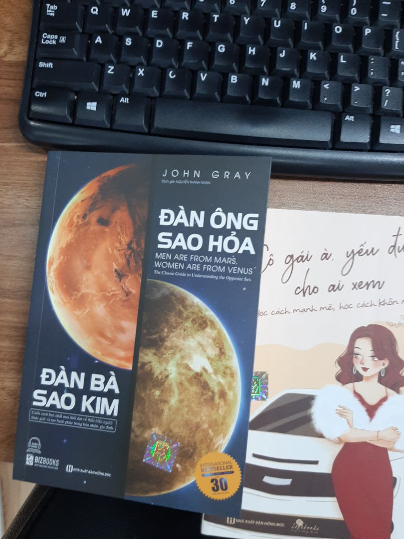 Cuốn sách đàn ông sao hỏa, đàn bà sao kim mình nghe giới thiệu khá nhiều. Về phần nội dung mình chưa đọc hết nên chưa khái quát được nhưng về hình thức thì ai đang trong mối quan hệ rối ren thì có thể thử xem như nào))