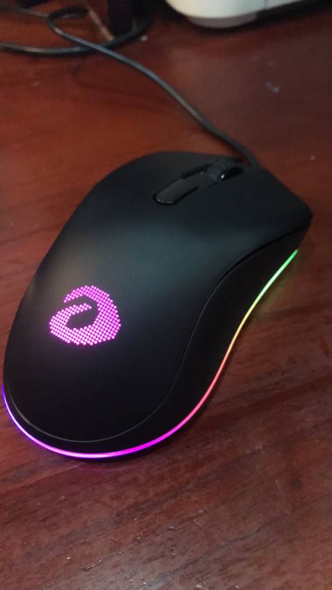 Giao hàng rất nhanh
Đóng gói đơn giản mà cẩn thận đẹp
Chuột ôm đầy vừa tay
Di chuột rất mượt
Đèn led chuyển màu mượt, nhiều màu
Cầm nặng chắc tay
Dây còn cứng nhưng với giá tiền thì chuột như vậy quá ok r