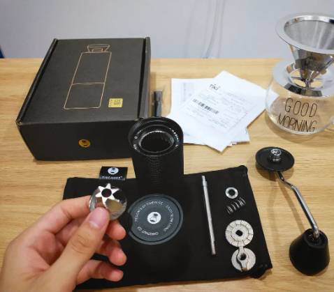 Một chiếc xay cà phê cute 🥰😍
Bản nâng cấp lên đĩa xay Spike to Cut 6 cánh nghiền nhanh, mịn và đều hơn bản C2 cũ
Model: TIMEMORE C3 S2C660

https://ti.ki/DXZsYYAB/UBRV2G9U