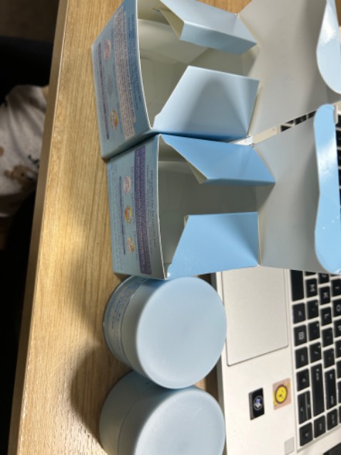 Cấp ẩm tốt, sử dụng đều đặn thấy da mềm mướt hẳn. Được tặng mặt nạ và sữa rứa mặt nhưng hạn sử dụng của sữa ngắn, còn có 9 tháng :)(