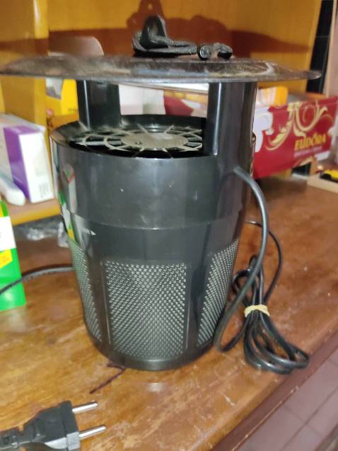 Đèn chắc chắn, hoạt động khá tốt. Hôm nào ít thì bắt đc như trong hình, hnao nhiều muỗi thì bắt gấp đôi, mình cắm đèn ngoài hiên nhà vào buổi tối