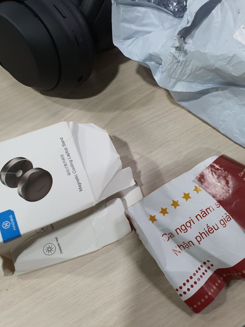 nhận hàng, khui ra thì thấy như vậy. May mắn là sản phẩm khá cứng nên không ảnh hưởng nhiều.