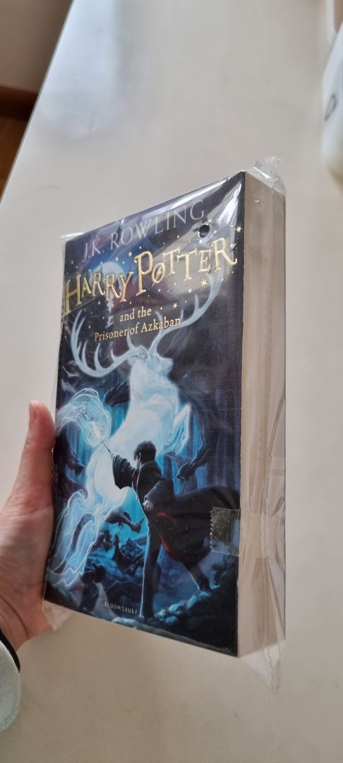 Sách nhập khẩu nhưng vẫn rất mới, được bọc nilon cẩn thận, cầm nhẹ tay. Tiki giao cực nhanh.