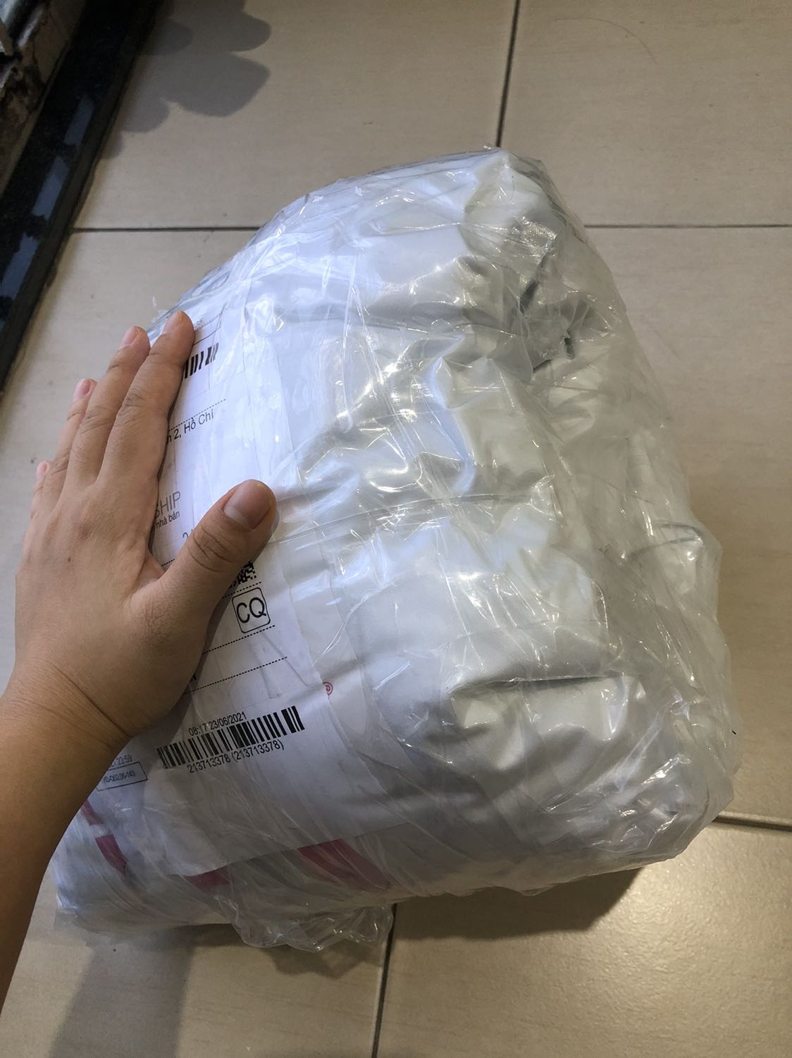 Nhận được 1 cục to đùng ai cũng hỏi phải gối hút hơi ko :)) gối mới bung ra trắng muốt và êm mềm như cái cũ của hometex