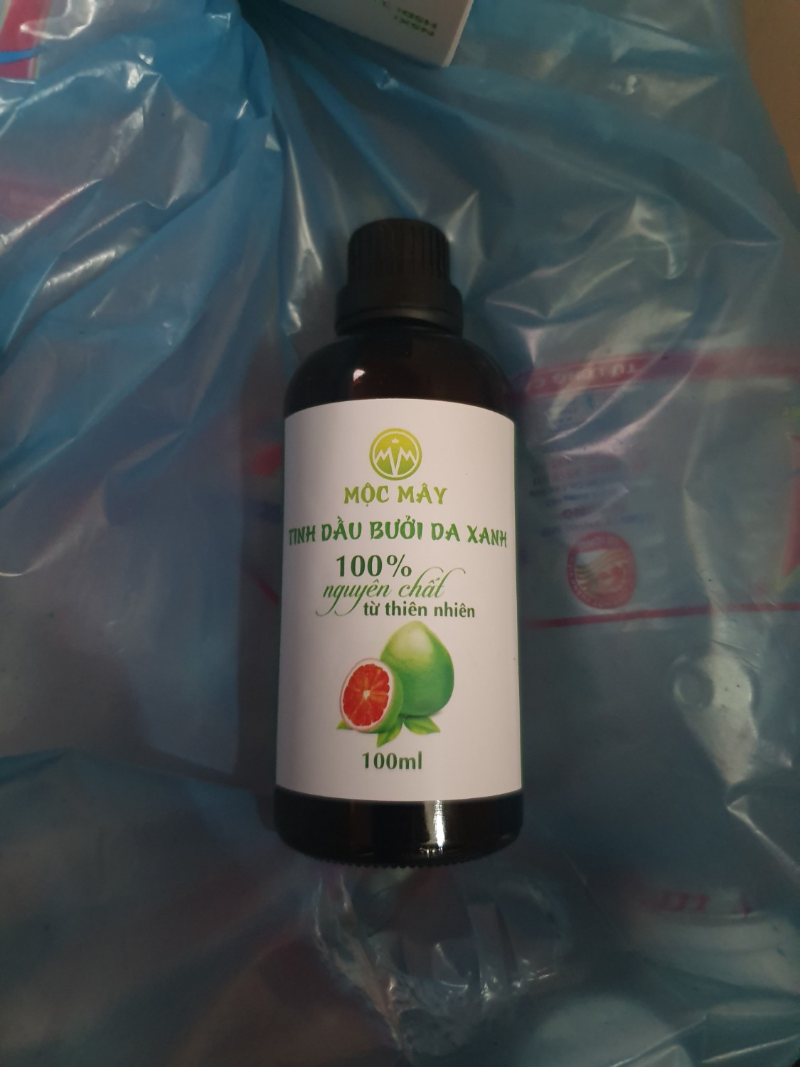 Mình đã sử dụng được một thời gian và có nhận xét thế này, tóc mình dài và mượt hơn rất nhiều, tóc con mọc rất nhanh và dầy. Đánh giá của mình là sản phẩm rất chất lượng, đúng hàng nguyên chất bưởi da xanh. Vì mình có nghiên cứu kĩ là bưởi da xanh là loại bưởi tốt nhất cho tóc trong tất cả các loại bưởi