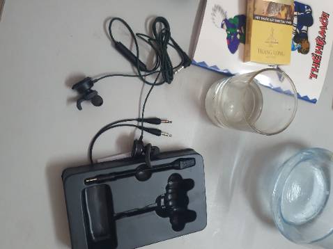 Nhận hàng nguyên seal đã thấy thích rồi, cảm giác 1 tai nghe chưa đến 200k mà có hộp seal sang chảnh ntn đã ưng cái bụng rồi. Hàng khui ra bao đẹp, lại còn có nhiều phụ kiện đi kèm nữa..... Âm thanh cũng rất tốt, bass phê pha, ko quá dày, Mic thu âm rất rõ nét... Không biết các game khác sao, Các bạn chơi Pubg trên PC như mình mới thấy con tai nghe này phù hợp lắm luôn. Hình ảnh mình unbox bên dưới nhé