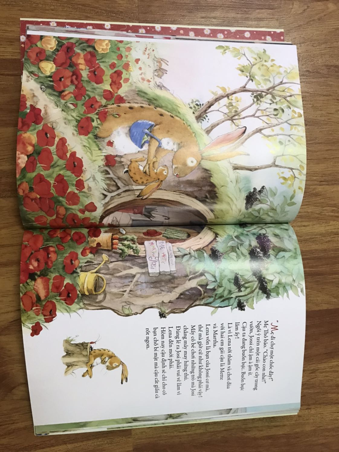 Cuốn này hình vẽ vô cùng dễ thương, nội dung truyện cũng rất ý nghĩa, giáo dục tình cảm gdinh xoay quanh 2 câu chuyện khi cậu bé thỏ cãi lời mẹ, bỏ nhà đi và tình anh em giữa thỏ vs 2 cô em gái. Mn nên mua nhé