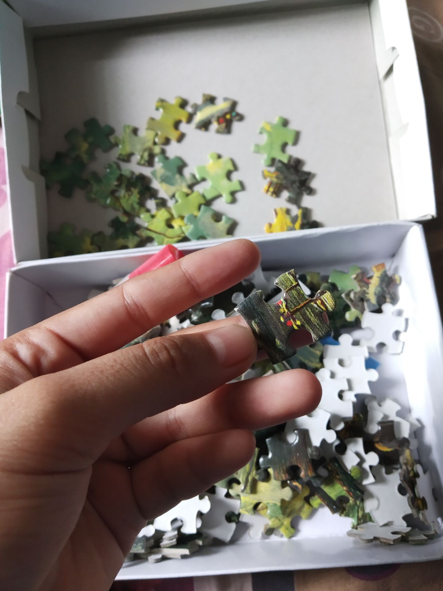 giao hàng nhanh, chất liệu bìa cứng, chi tiết hơi nhỏ được tặng kèm chai hồ,