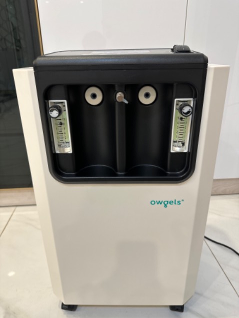 Máy lưu kho lâu ngày nên bẩn khủng khiếp, sau khi lau rửa thì cũng Ok. Máy chạy ồn hơn mong đợi, ngồi cạnh máy thì độ ồn là 72db. Trước khi mua đã tính phương án nếu máy ồn thì cho máy sang phòng khác rồi dòng dây vào nên việc máy ồn cũng không ảnh hưởng lắm. Máy rất khoẻ để chế độ 2 ống thì một bên được 5l một bên 8l.