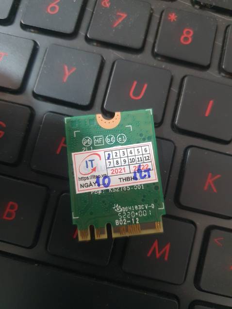 Hàng ngon bổ rẻ nên có để nâng cấp laptop/PC,
anten nhìn hầm hố ra vẻ gaming lắm
Có kèm tản nhiệt để tránh nóng nhưng thật ra card wifi M.2 nó không có nóng nhiều lắm.
Keo dán vào tản nhiệt nó dính hơi cứng, xoay mạnh để tháo cứ sợ gãy card.
Tản dán lại vào card cũ phát ăn luôn, chưa có thời gian tháo máy bàn ra cắm vào *** cái adapter PCIe.
Cắm vào laptop phát nhận luôn trên Windows vì driver luôn mới nhất rồi. Không cần cài thêm app Killer đâu vì nó cùi mía lắm. cứ Driver chuẩn từ Intel mà tán.
Ai dùng Macbook thì chịu khó đợi có ai đó mod firmware vì chưa có firmware cho Killer AX1675 hay Intel AX210.
Ai dùng Linux thì đảm bảo Kernel là 5.11+, cài đặt lại firmware từ Intel rồi cho load lại kernel + firmware lúc boot. Đơn giản nhất là tối thiểu Ubuntu 21.04 mới dùng được ngay mà không cần phải cài thêm làm gì thêm.