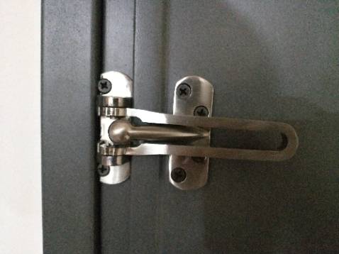 Khoá ok, hơi to so với cửa nên phải cắt một đoạn. Mà tìm hiểu thì tất cả các khoá này đều bị