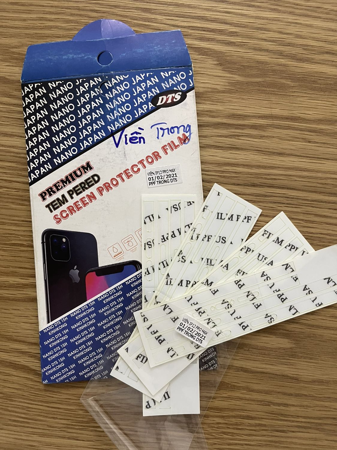 Mua của GOR, mà giao cái hàng rẻ tiền ngoài chợ như thế này, nhếch nhác thấy mắc gớm. Mình mua 2 bộ, bộ này bộ thứ 3 rồi, vì mấy nha cung cấp khác đều hết hàng bộ này cho 12 Pro Max nên mới mua bên này. Ai dè treo đầu dê bán thịt ***. Tiki nên xóa sổ cửa hàng này ra khỏi trang để lọc bớt những trường hợp buôn gian bán lận như thế này.