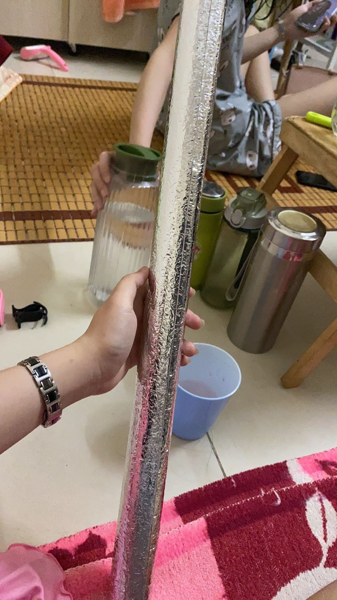 Độ dính vừa phải, dán cũng khá dễ, dán gỗ ko dính nên mn dán tường thui, đóng gói ồn