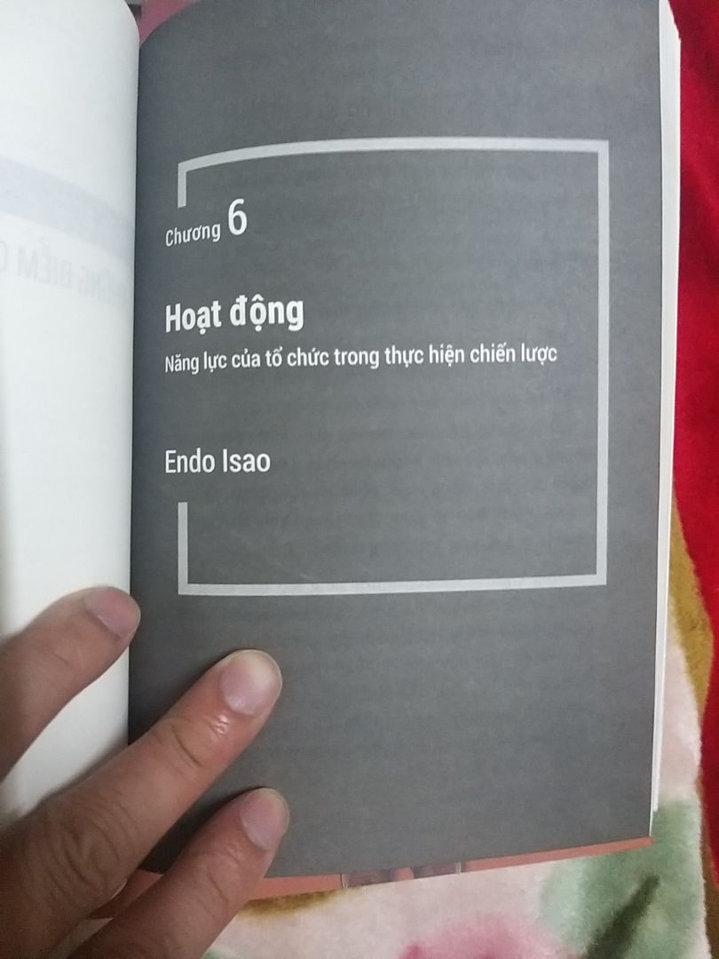 Lại là 1 cuốn sách đáng đọc nhất trong số những cuốn sách kinh doanh.Đến từ ngôi trường kinh doanh nổi tiếng của Nhật.Toàn bộ nội dung cuốn sách thể hiện sự tâm huyết của toàn bộ tác giả là các nhà giáo của trường Waseda.Đầy ắp các vd thực tế từ các doanh nghiệp thành công của Nhật và Tg.Đầy ắp các diễn giải về các kiến thức chuyên môn MBA k fai là ctrinh cử nhân,Vâng đây là MBA trong 1 cuốn sách.