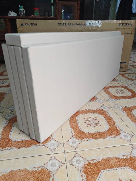 Thật sự phải nói rằng thảm quá xịn xò luôn! Chất liệu thảm dày dặn, cực kỳ đàn hồi và rất an toàn cho trẻ nhỏ. Mình không thấy thảm phát ra tiếng khi bé chơi đùa, điều này thật tuyệt vời cho những ai lo lắng về sự ồn ào khi bé hoạt động.

Bề mặt thảm còn được thiết kế chống trơn trượt, giúp cho thỏ nhà mình thoải mái bò và tập đi mà không cần lo lắng về việc trượt ngã. Mỗi lần bé vui vẻ chập chững những bước đi đầu tiên, mình lại thấy ấm lòng, tự hào và yên tâm hơn nhờ độ an toàn của thảm.

Một điểm cộng lớn nữa là thảm có thể gấp lại một cách dễ dàng khi không sử dụng, cực kỳ tiện lợi cho các bậc phụ huynh. Khi không cần dùng đến, mình chỉ việc gấp lại và cất gọn gàng, tiết kiệm không gian cho ngôi nhà.

Thảm chơi xếp gọn của Caraz vừa đẹp mắt mà còn cực kỳ chất lượng và tiện dụng. Mình thực sự rất hài lòng với sản phẩm này và khuyên các bậc phụ huynh nên thử cho bé yêu của mình!