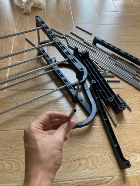 Chả giống hình tí nào. Lắp khó, khe để giày hẹp, thấp. Để không nổi đôi giày luôn.