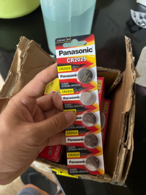 Hàng không rõ nguồn gốc. Không phải hàng chính hãng như shop mô tả  . Theo mình được biết thì hàng chính hãng là hàng có nhãn phụ do Panasonic Việt Nam nhập khẩu và phân phối. Đề nghị Tiki xem lại