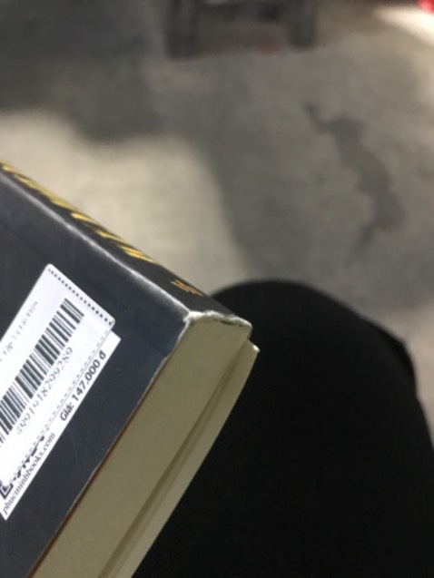 Tr bức xúc vl mới mua về chx kịp đọc rách luôn , đóng gói gửi đi như không, chỉ nhét vô hộp xg gửi chả có chống sốc hay j hết sách vừa về mép đã rách định bỏ qua mà shop làm ăn z là cket