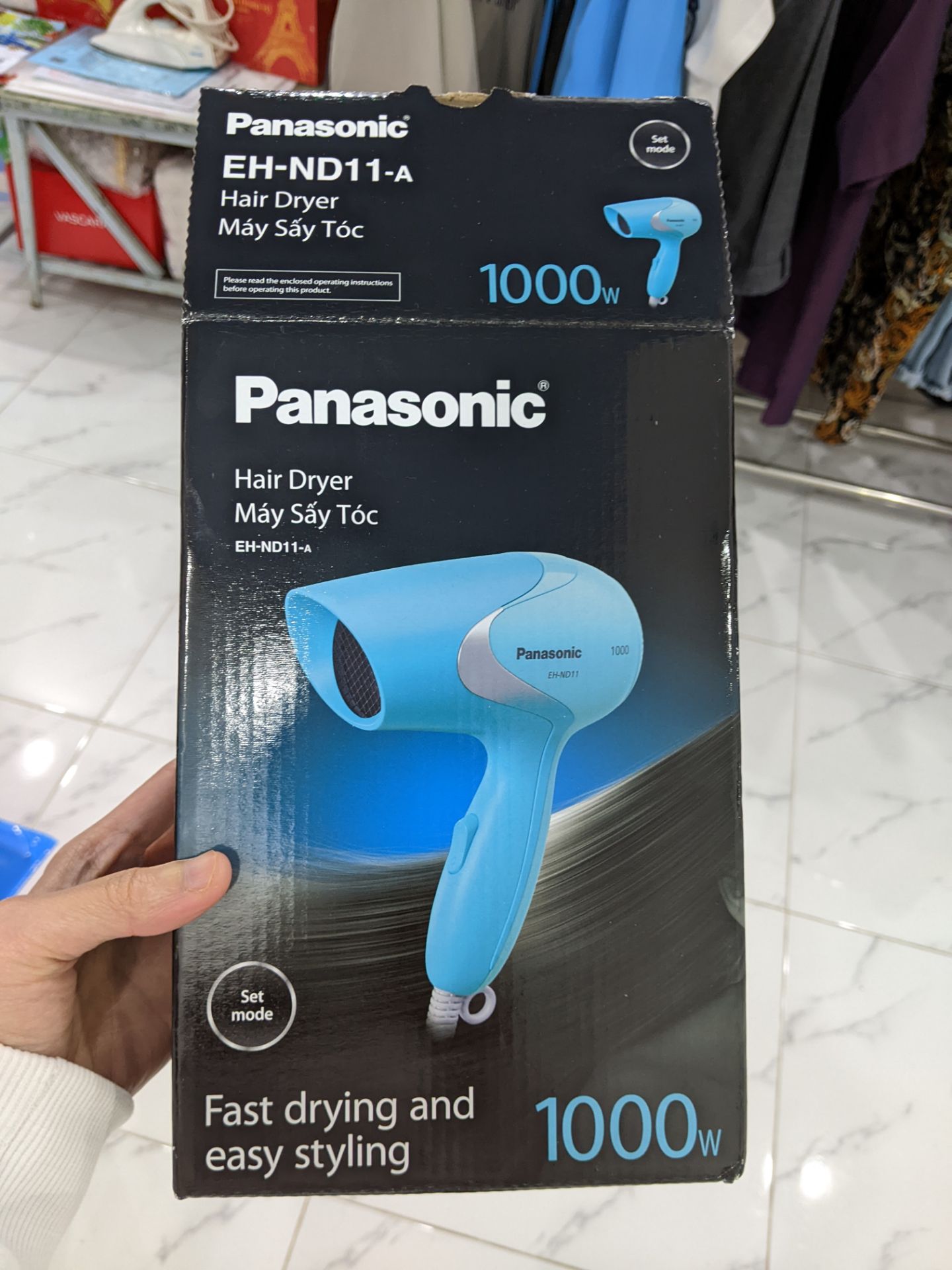 Giao hàng chậm hơn dự kiến 1 ngày, nhưng tiki có thông báo chi tiết về thời gian chậm trễ, hài lòng với tiki về điểm này.

Hàng được đóng gói cẩn thận. Máy sấy nhỏ gọn; do công suất 1000W nên lực sấy không quá mạnh nhé.  Nhưng với tầm giá này thì sản phẩm như vầy là ổn lắm rồi.