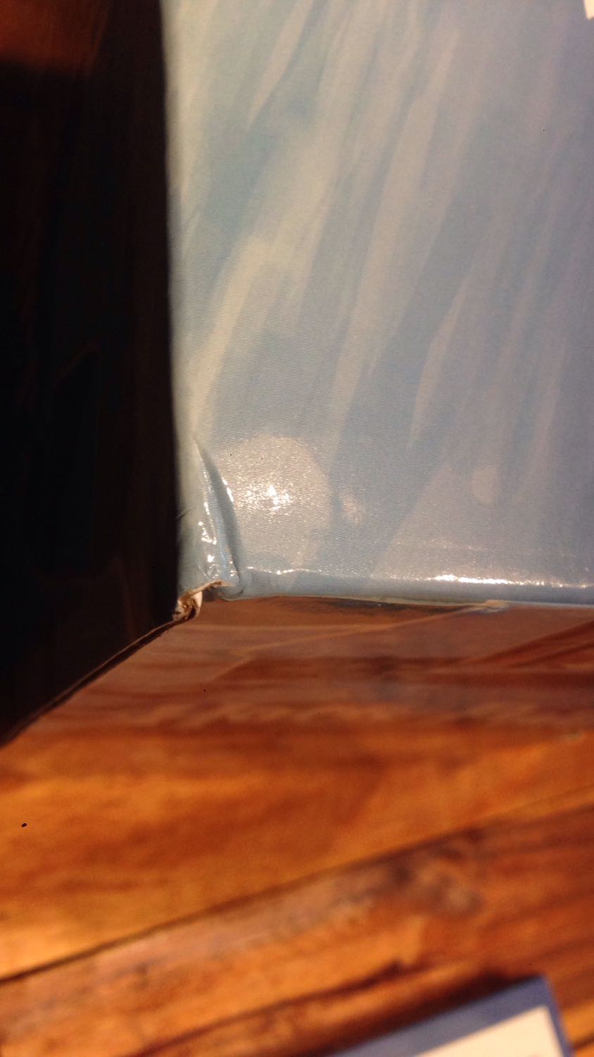 Mua hàng lúc giá sale . Giá tốt tuy nhiên sản phẩm màu nhạt hơn trong hình. Nhìn nhỏ hơn vì nghĩ là sẽ hộp sách bự hoành tráng. Sách bìa mềm chữ nổi. Chỉ có hộp bìa cứng nhuwng Nhìn ko sang lắm . Chỉ như thùng giấy thường in ảnh phía ngoài thôi. ( nhìn hình se rõ )Nói chung với giá này và ngoại văn thì được rồi ko đòi hỏi nhiều . Tuy nhiên mình có đặt hàng 2 lần trong đợt sale. Lần 1 giao hàng làm hỏng hết góc hộp Sherlock Holmes mình đã chấp nhận và gọi báo tiki cẩn thận giùm đơn hàng này là đừng để quăn góc. Vậy mà mở thùng hàng này ra ko hề có 1 miếng xốp đệm , toàn sách là sách và 1 cái Bill. Quá thất vọng về cách tiki làm việc. Review nhằm đóng góp giúp những bạn mua sau cẩn thận hơn.