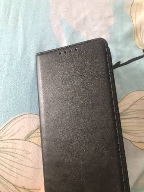 Sản phẩm đẹp, da chắc chắn mềm mịn. Giao hàng nhanh, đóng gói hộp rất kĩ, hít nam châm chắc chắn, bao da có ngăn đựng tiền và thẻ rất tiện lợi. Thấy có shop đăng hình ảnh giống shop này mà giá rẻ 1 nửa, mua về thì không chuẩn như quảng cáo. Shop này mình thấy rất chuẩn và ok nhé, rất đáng tiền!