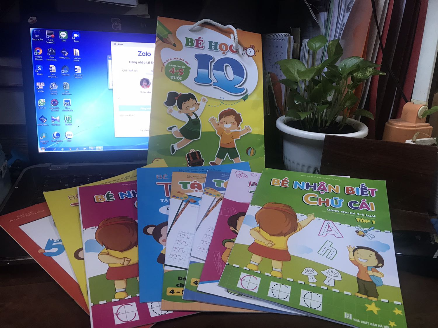 Sản phẩm tốt, giá cũng rẻ, lại dc những 8 quyển: 2 tập tô chữ Hoa, 2 tập tô chữ thường, 2 tập làm quen với toán, 1 tập phát triển trí tuệ và 1 tập chữ số thần kỳ; nhiều màu sắc, kết hợp vừa chơi vừa học, thích hợp cho mấy đứa cháu có thứ để tập trung ngoài cái tivi trong mùa dịch này!