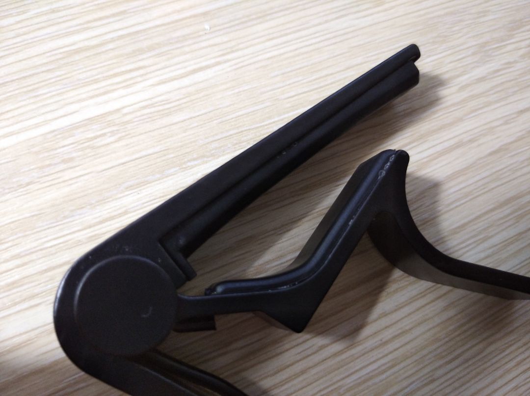 4 sao vì đồ dùng ổn, bọc bao đẹp và giao hàng nhanh nhưng mất một sao vì xước, trày sơn và miếng đệm ở capo bị xước