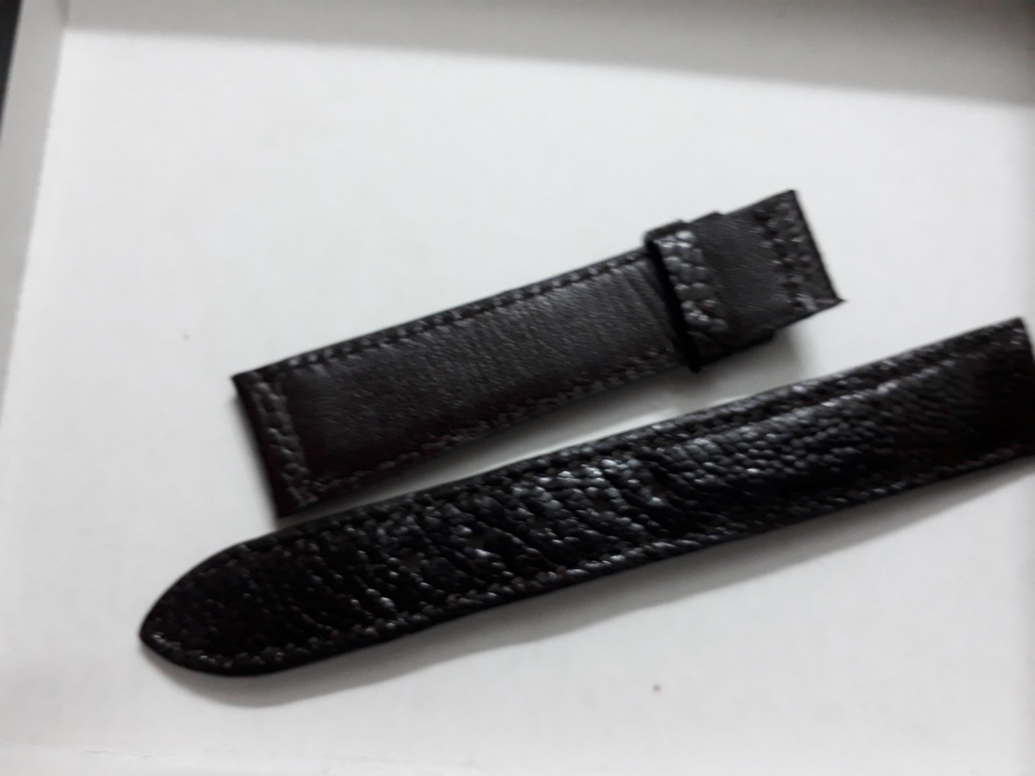 Shop treo đầu de, bán thịt ***. Dây da PU rẻ tiền, không phải dùng da thật.Vân dây nhỏ, thuộc da PU. Dây mua về không có lỗ xỏ luôn. Mua xong coi như vứt đi.