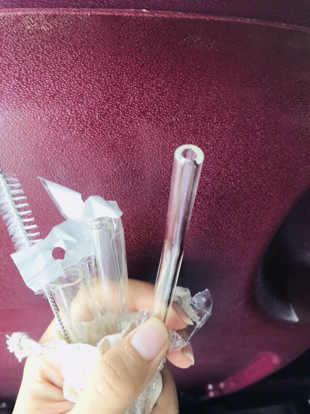 Hộp gói đẹp và cẩn thận. Mình ở Đà Nẵng nhận hộp ko bị méo hay bẩn gì cả. Bên trong sản phẩm gói kỹ lưỡng. Ống hút ko bị nứt hay vỡ. Chất liệu thuỷ tinh khá dày. Cọ rửa cầm chắc tay và khá dài. Nên mua và dùng lâu dài đc và kinh tế hơn so với ống hút tre vì tre ở VN ẩm dễ bị mốc nếu ko biết bảo quản