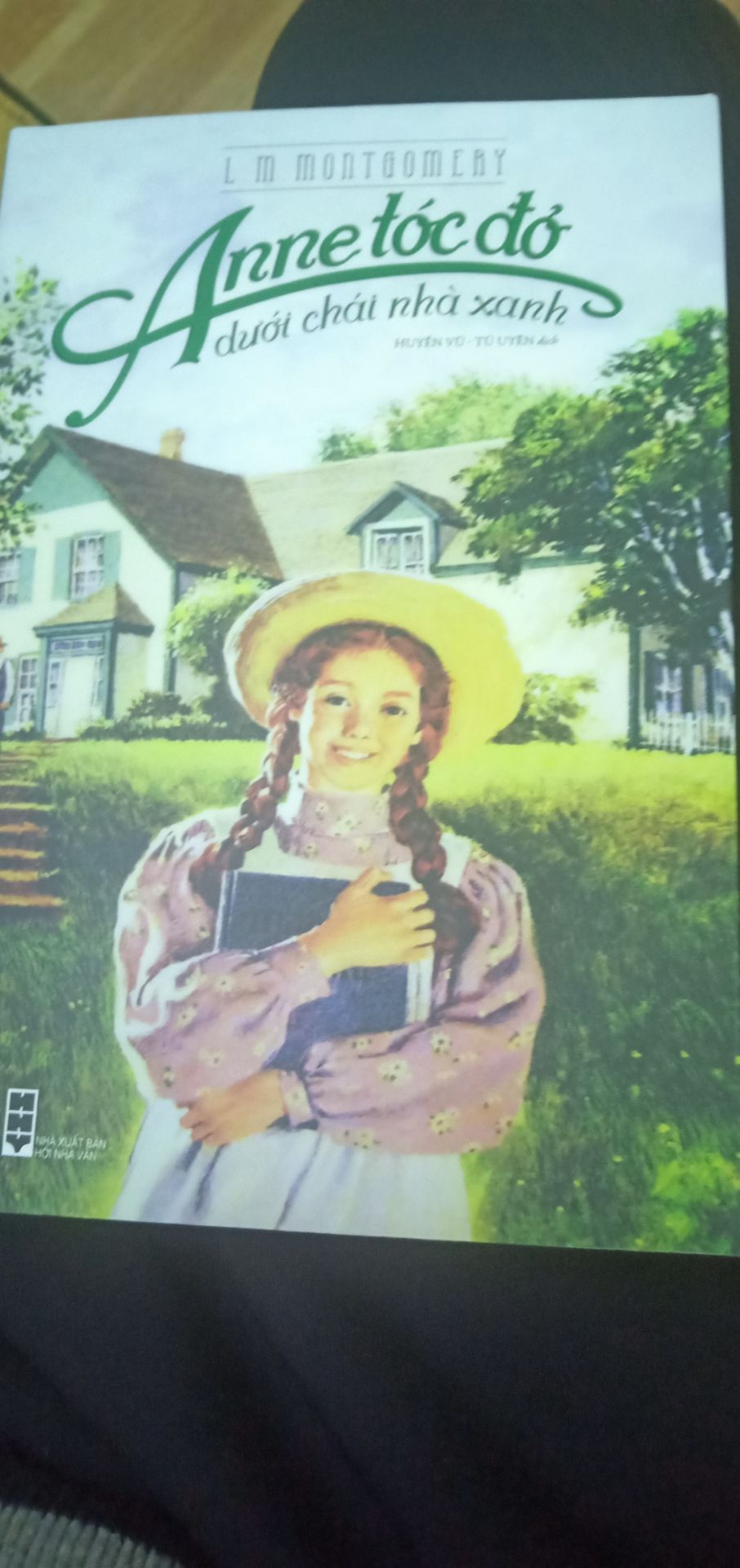 mọi thứ khá ổn. bìa sách rất đẹp, mới, ưng. nhưng đóng gói rất sơ xài. gáy chắc do va đập nên mép bìa bị bung nhẹ. ở đầu gáy dính sáp từ đâu ra nữa, cũng may là cạy bớt được đi. còn đâu khá ổn áp. dù sao thì mình rất yêu quyển này nên cho 4*. mong là sẽ đóng gói bớt sơ xài hơn ạ