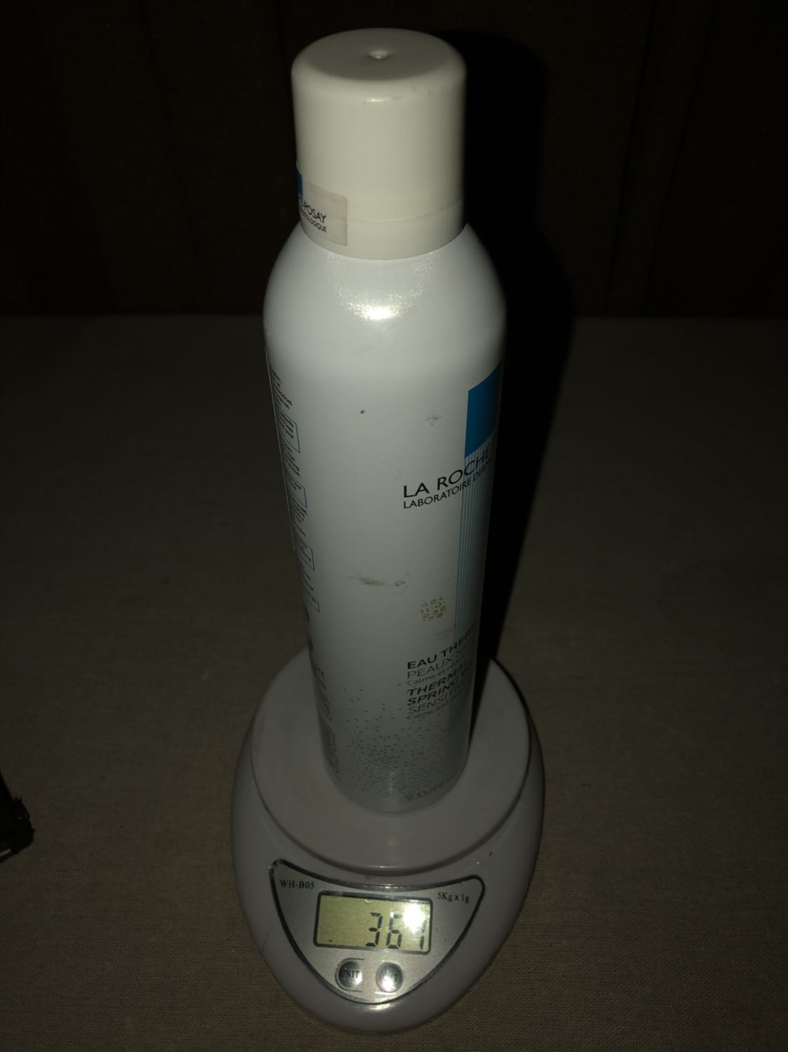 Vừa nhận sản phẩm ngày hôm qua, mở ra chai bị dơ nhiều chỗ, hơn nữa chai cầm lên rất nhẹ tay, ko giống chai 300ml, dung tích ko đúng quy chuẩn, mình đã cân mà khối lượng chỉ có 361g, nếu là nước bình thường 300ml đã tương đương 300g, nhưng là nước khoáng, như vậy chai chỉ nặng 61g có hợp lý không