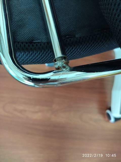 Sản phẩm không được tốt. Lưới lót lưng bị giãn, không căng, có 1 chỗ bị rách. Tay ghế bị bể. Ốp viền đen lưng không khít. Ngồi không thoải mái. Chất lượng không tương xứng với giá tiền.