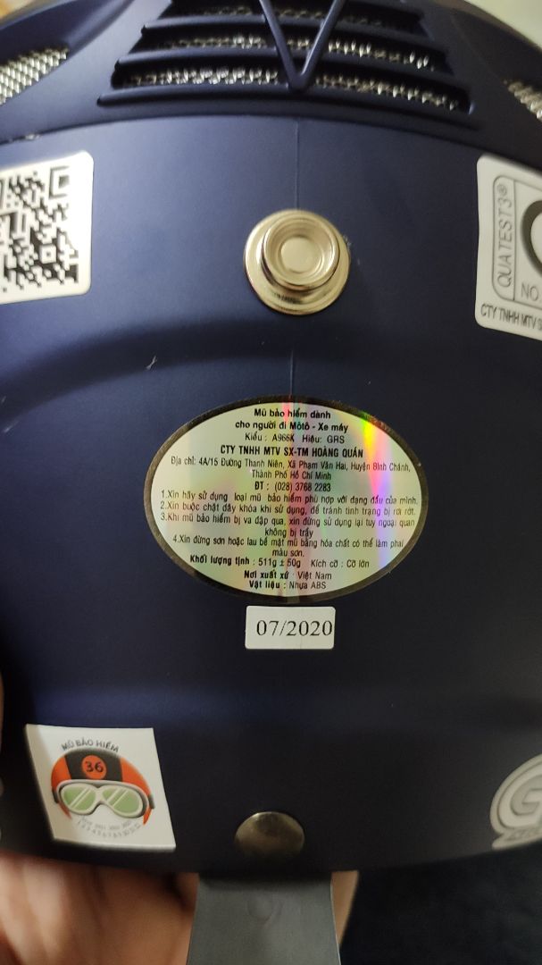 Mình mới nhận mũ, cảm nhận đầu tiên là hài lòng. Mình đeo kính cận nhưng vẫn kéo được kính râm bên trong xuống không bị vướng (có thể do kính cận mình nhỏ). Kính râm trong đi nắng tốt bớt chói mắt, lót mũ có thể tháo được. Trọng lượng mũ cân được 850g giống quảng cáo không hiểu sao trên tem lại ghi là 511g. Mình không thích kiểu khóa của mũ lắm, giá mà là khóa giật giống các loại mũ đời mới thì hay hơn. Tổng thể thì vẫn cho 5*